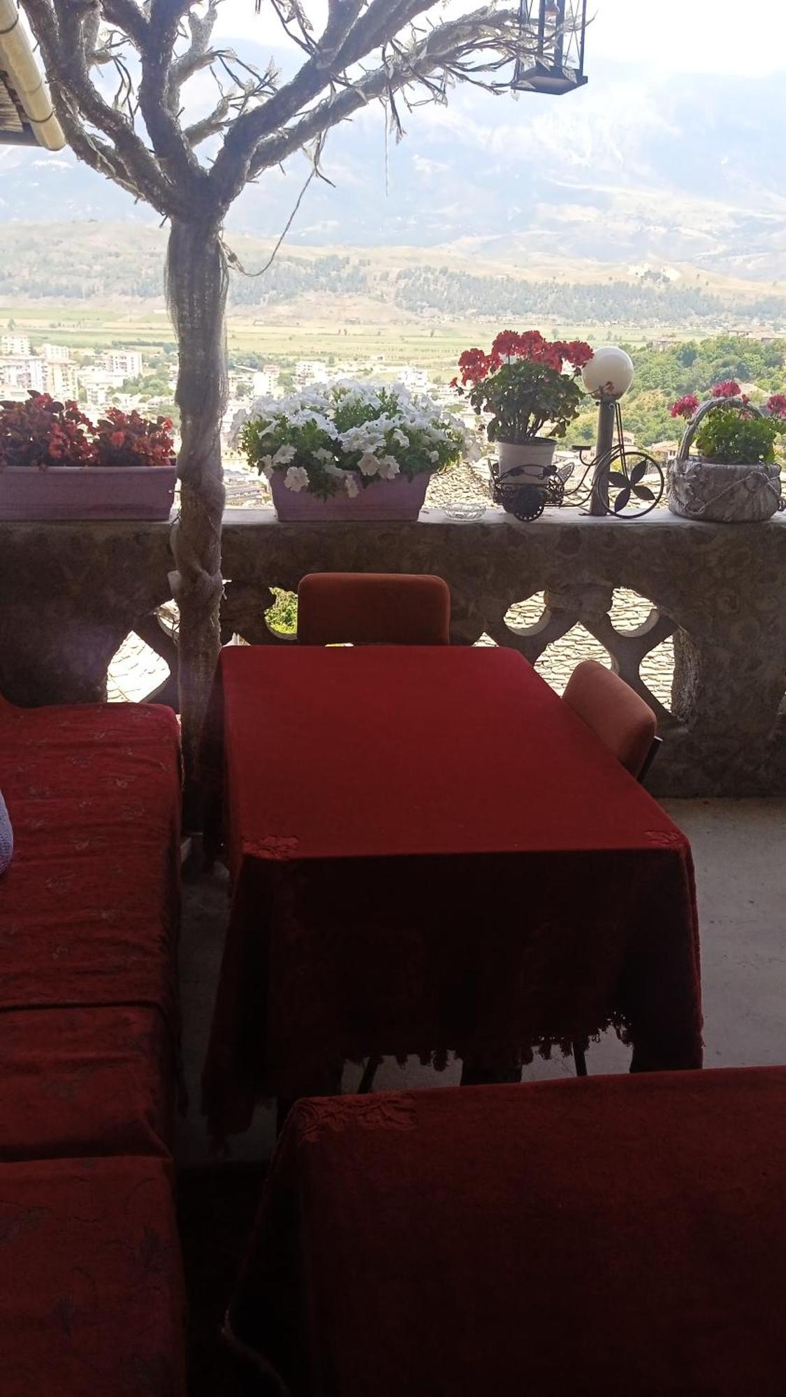 Karafil Guesthouse Gjirokaster Luaran gambar